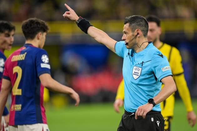 Soccer, Champions League, 20250415, BV Borussia Dortmund FC Barcelona In the picture Referee Maurizio MARIANI ITA points index finger Dortmund Signal Iduna Park North Rhine-Westphalia Germany Copyright: Passion2Press MarkusxFischerx