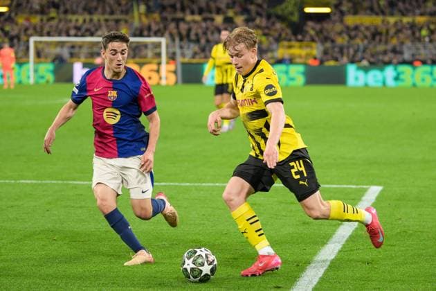 Soccer, Champions League, 20250415, BV Borussia Dortmund FC Barcelona In the picture f l GAVI Barcelona, 6 , Daniel SVENSSON Dortmund, 24 Dribbling ball penalty area Dortmund Signal Iduna Park North Rhine-Westphalia Germany Copyright: Passion2Press MarkusxFischerx