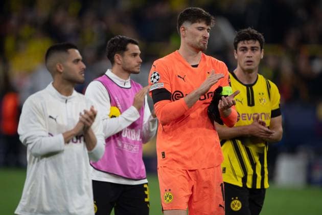 v l do2 , Kjell WAETJEN Wätjen, DO , goalkeeper Gregor KOBEL DO and Giovanni REYNA DO enttaeuscht, enttäuscht, Enttäuschung, Enttaeuschung Fussball Champions League, Viertelfinale, Round of 8, Borussia Dortmund DO FC Barcelona Barca 3 1 am 15 04 2025 in Dortmund Germany UEFA regulations prohibit any use of photographs as image sequences and or quasi video Â