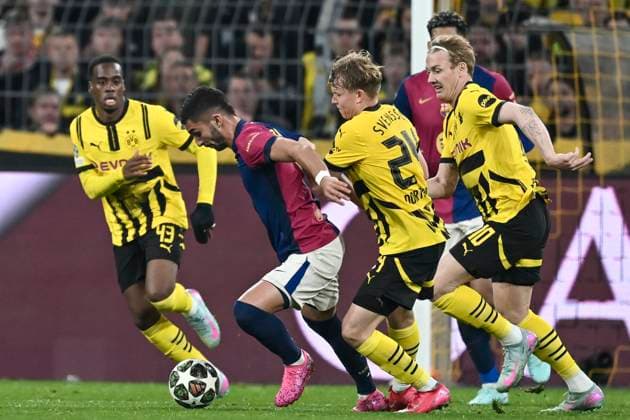 v li fighting for the ball Jamie Gittens Dortmund 43 Ferran Torres Barcelona 7 Daniel Svensson Dortmund 24 Julian Brandt Dortmund 10 15 04 2025 Football, Champions League, Borussia Dortmund vs FC Barcelona, Signal Iduna Park, Dortmund, Copyright: xpepphotox xHorstxMauelshagenx pep00321, pep_20250415_hm_5784