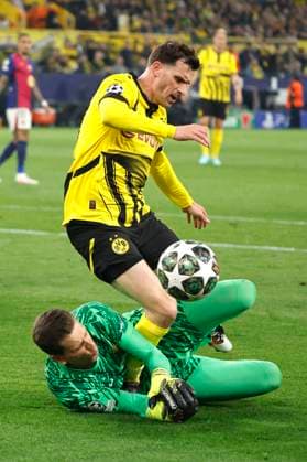 Dortmund, Germany, UEFA Champions League, quarter-final Borussia Dortmund FC Barcelona 3 1 01 05 2024 at Signal Iduna Park in Dortmund Pascal GROSS BVB re is fouled by FC Barcelona goalkeeper Wojciech SZCZESNY Bar li and the action is penalized with a penalty kick