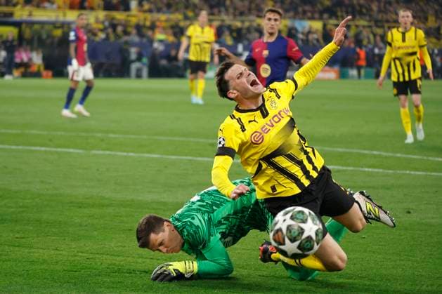 Dortmund, Germany, UEFA Champions League, quarter-final Borussia Dortmund FC Barcelona 3 1 01 05 2024 at Signal Iduna Park in Dortmund Pascal GROSS BVB re is fouled by FC Barcelona goalkeeper Wojciech SZCZESNY Bar li and the action is penalized with a penalty kick