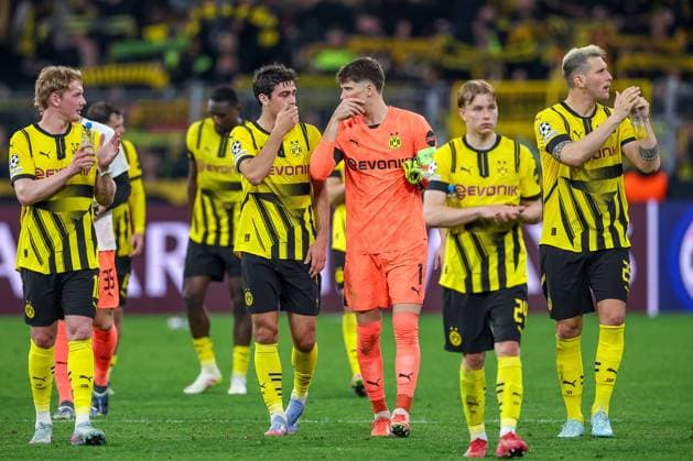 15 04 2025, Football, UEFA Champions League, Borussia Dortmund FC Barcelona, BVB Stadion, Quarter-finals, Season 2024 2025 Disappointed faces at the final round after the 3 1 win against Barca The team is eliminated from the UCL after the 0 4 defeat in the first round Julian Brandt BVB 10 Daniel Svensson BVB 24 Giovanni Reyna BVB 7 Goalkeeper Gregor Kobel BVB 1 Niklas Süle BVB 25 Regulations prohibit any use of photographs as image sequences and or quasi video North Rhine-Westphalia Germany