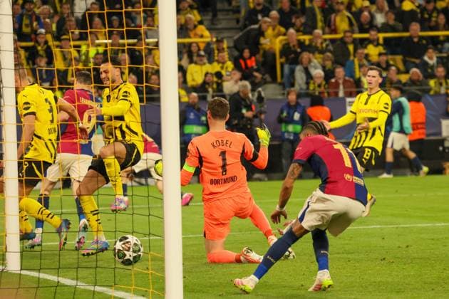 15 04 2025, xfanx, Football UEFA Champions League, Borussia Dortmund FC Barcelona v l the runner-up Ramy Bensebaini BVB scores an own goal and changes the score to 2 1 DFL DFB REGULATIONS PROHIBIT ANY USE OF PHOTOGRAPHS as IMAGE SEQUENCES and or QUASI VIDEO Dortmund mfan