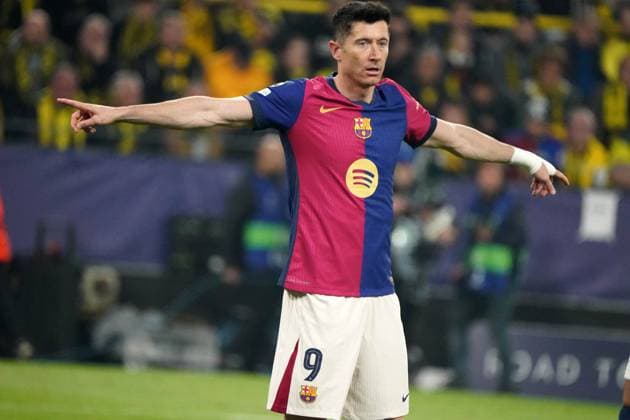 Football, UEFA Champions League 2024 2025, Borussia Dortmund vs FC Barcelona 15 04 2025 , Signal Iduna Park Dortmund Robert Lewandowski, FC Barcelona action, single image,