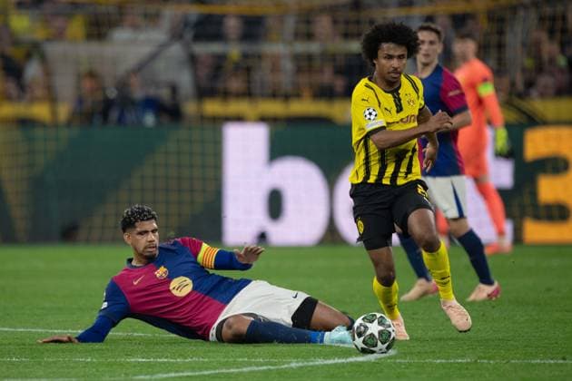 Karim David ADEYEMI DO vs Ronald ARAUJO Barca action, duel, Football Champions League, Quarterfinal, Round of 8, Borussia Dortmund DO FC Barcelona Barca 3 1 on 15 04 2025 in Dortmund Germany UEFA regulations prohibit any use of photographs as image sequences and or quasi video Â