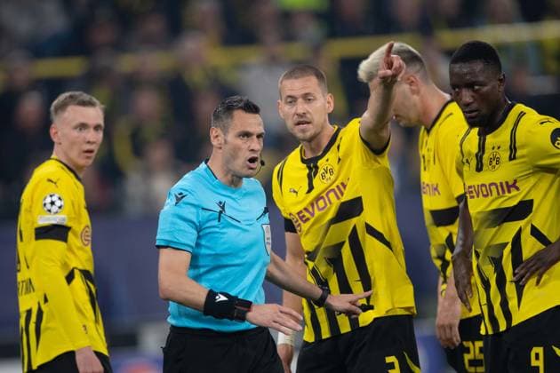 Referee Maurizio MARIANI Italy and Waldemar ANTON DO Gesture, gesture, gesticulated, Football Champions League, Quarter-final, Round of 8, Borussia Dortmund DO FC Barcelona Barca 3 1 on 15 04 2025 in Dortmund Germany UEFA regulations prohibit any use of photographs as image sequences and or quasi video Â