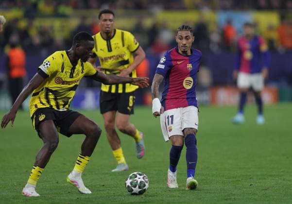 . - Borussia Dortmund v FC Barcelona, Barca UEFA Champions League, Quarter Final, 2nd Leg, BVB Stadion Dortmund, Germany. - 15th April 2025. (C) Daniel Weir Crystal Pix Raphinha of Barcelona battles Serhou Guirassy of Borussia Dortmund. - Borussia Dortmund v FC Barcelona, UEFA Champions League, Quarter Final, 2nd Leg, BVB Stadion Dortmund, Germany. - 15th April 2025. (C) Daniel Weir Crystal Pix Dortmund BVB Stadion GERMANY Copyright: xDanielxWeirx CP_Dortmund_Barcelona_83