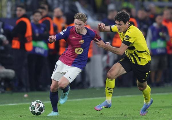 . - Borussia Dortmund v FC Barcelona, Barca UEFA Champions League, Quarter Final, 2nd Leg, BVB Stadion Dortmund, Germany. - 15th April 2025. (C) Daniel Weir Crystal Pix Frenkie de Jong of Barcelona battles for the ball with Giovanni Reyna of Borussia Dortmund. - Borussia Dortmund v FC Barcelona, UEFA Champions League, Quarter Final, 2nd Leg, BVB Stadion Dortmund, Germany. - 15th April 2025. (C) Daniel Weir Crystal Pix Dortmund BVB Stadion GERMANY Copyright: xDanielxWeirx CP_Dortmund_Barcelona_108