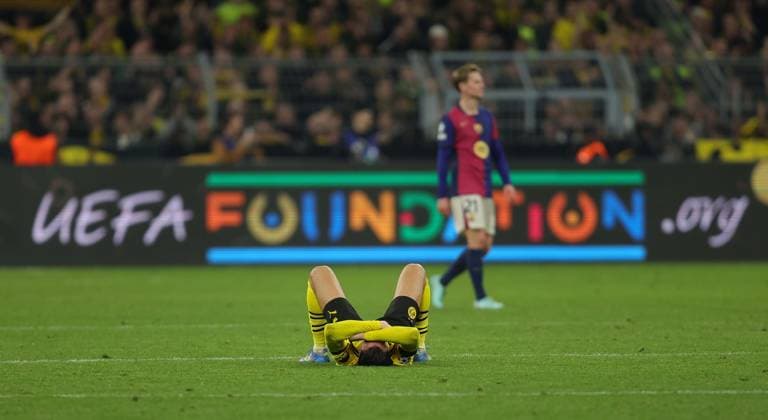 . - Borussia Dortmund v FC Barcelona, Barca UEFA Champions League, Quarter Final, 2nd Leg, BVB Stadion Dortmund, Germany. - 15th April 2025. (C) Daniel Weir Crystal Pix Ramy Bensebaini of Borussia Dortmund looks disappointed & dejected. - Borussia Dortmund v FC Barcelona, UEFA Champions League, Quarter Final, 2nd Leg, BVB Stadion Dortmund, Germany. - 15th April 2025. (C) Daniel Weir Crystal Pix Dortmund BVB Stadion GERMANY Copyright: xDanielxWeirx CP_Dortmund_Barcelona_111