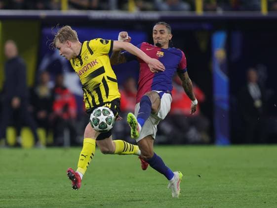 . - Borussia Dortmund v FC Barcelona, Barca UEFA Champions League, Quarter Final, 2nd Leg, BVB Stadion Dortmund, Germany. - 15th April 2025. (C) Daniel Weir Crystal Pix Raphinha of Barcelona battles for the ball with Daniel Svensson of Borussia Dortmund. - Borussia Dortmund v FC Barcelona, UEFA Champions League, Quarter Final, 2nd Leg, BVB Stadion Dortmund, Germany. - 15th April 2025. (C) Daniel Weir Crystal Pix Dortmund BVB Stadion GERMANY Copyright: xDanielxWeirx CP_Dortmund_Barcelona_93