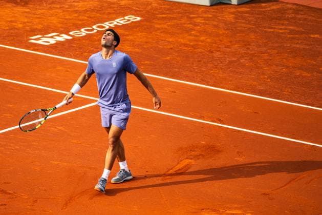 Sport Bilder des Tages (250416) -- BARCELONA, April 16, 2025 -- Carlos Alcaraz reacts during the first round of Barcelona Open Banc Sabadell match between Carlos Alcaraz of Spain and Ethan Quinn of the United States, in Barcelona, Spain, April 15, 2025. (Photo by Xinhua) (SP)SPAIN-BARCELONA-TENNIS-BARCELONA OPEN Joanxgosa 