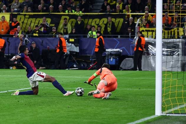 (250416) -- DORTMUND, April 16, 2025 -- Jules Kounde (L) of FC Barcelona, Barca shoots during the UEFA Champions League quarterfinal 2nd leg football match between Borussia Dortmund and FC Barcelona in Dortmund, Germany, April 15, 2025. (Photo by Xinhua) (SP)GERMANY-DORTMUND-FOOTBALL-UEFA CHAMPIONS LEAGUE-DORTMUND VS BARCELONA JoachimxBywaletz 