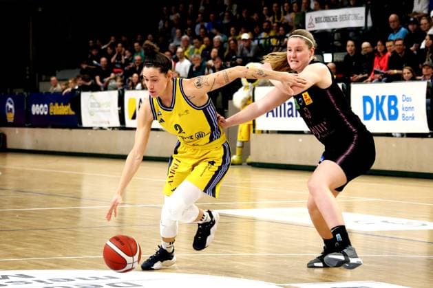 DEU, easyCredit DBBL, ALBA vs SAARLOUIS ROYALS, 15 04 2025, Soemmeringhalle, Berlin, DEU, easyCredit DBBL, ALBA vs SAARLOUIS ROYALS, in the picture Stefanie Grigoleit ALBA Berlin 2 Hayley Nicole Frank Saarlouis 43 Foto Juergen Engler nordphoto GmbH nordphotoxGmbHx xEngler nph00076