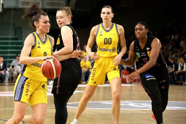 DEU, easyCredit DBBL, ALBA vs SAARLOUIS ROYALS, 15 04 2025, Soemmeringhalle, Berlin, DEU, easyCredit DBBL, ALBA vs SAARLOUIS ROYALS, pictured Theresa Simon ALBA Berlin 3 , Maggie Mulligan ALBA Berlin 0 , Roosa Lehtoranta Saarlouis 8 , Erika Davenport Saarlouis 12 Photo Juergen Engler nordphoto GmbH nordphotoxGmbHx xEngler nph00076