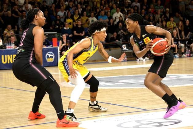 DEU, easyCredit DBBL, ALBA vs SAARLOUIS ROYALS, 15 04 2025, Soemmeringhalle, Berlin, DEU, easyCredit DBBL, ALBA vs SAARLOUIS ROYALS, in the picture Deeshyra Thomas ALBA Berlin 21 , Erika Davenport Saarlouis 12 , Martha Burse Saarlouis 25 Foto Juergen Engler nordphoto GmbH nordphotoxGmbHx xEngler nph00076