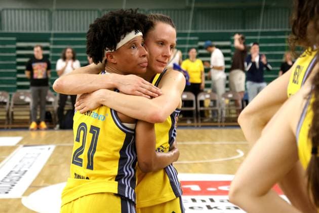 DEU, easyCredit DBBL, ALBA vs SAARLOUIS ROYALS, 15 04 2025, Soemmeringhalle, Berlin, DEU, easyCredit DBBL, ALBA vs SAARLOUIS ROYALS, in the picture Deeshyra Thomas ALBA Berlin 21 , Lena Gohlisch ALBA Berlin 12 Foto Juergen Engler nordphoto GmbH nordphotoxGmbHx xEngler nph00076
