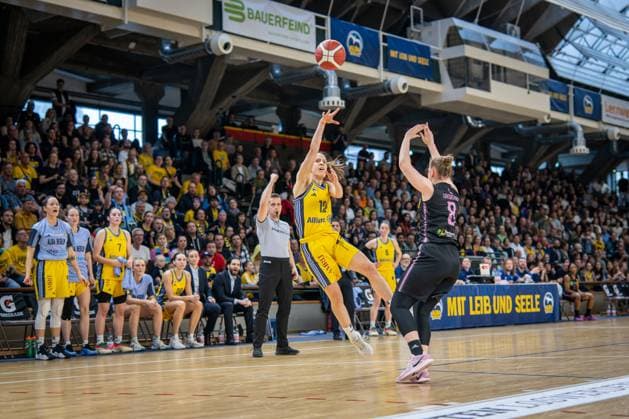 Basketball Berlin 15 04 2025 Season 2024 2025 Toyota Womens Basketball Bundesliga Playoff Semifinal Game 5 Alba Berlin Saarlouis Royals Lena Gohlisch Alba, No 12 Roosa Lehtoranta Saarlouis, No 08