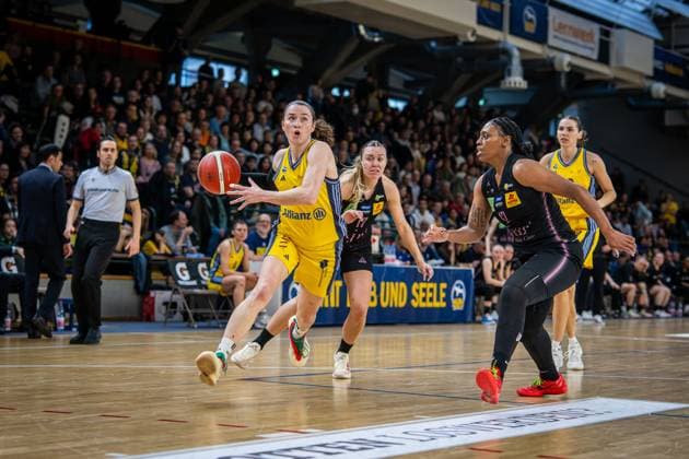 Basketball Berlin 15 04 2025 Season 2024 2025 Toyota Womens Basketball Bundesliga Playoff Semifinal Game 5 Alba Berlin Saarlouis Royals Tessa Stammberger Alba, No 06 Erika Davenport Saarlouis, No 12 re