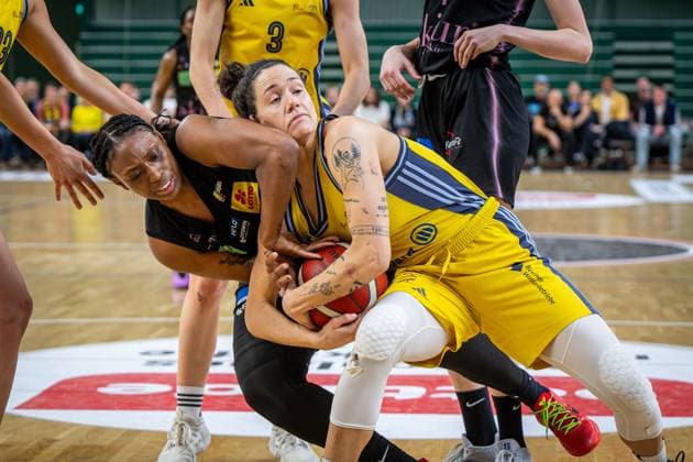 Basketball Berlin 15 04 2025 Season 2024 2025 Toyota Womens Basketball Bundesliga Playoff Semifinal Game 5 Alba Berlin Saarlouis Royals Stefanie Grigoleit Alba, No 02 Erika Davenport Saarlouis, No 12