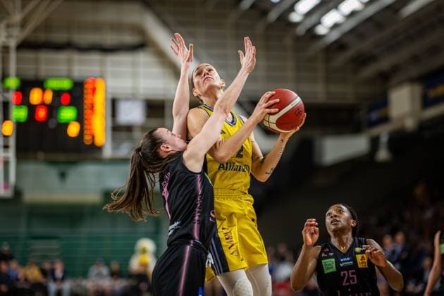 Basketball Berlin 15 04 2025 Season 2024 2025 Toyota Womens Basketball Bundesliga Playoff Semifinal Game 5 Alba Berlin Saarlouis Royals Stefanie Grigoleit Alba, No 02 Marusa Senicar Saarlouis, No 07