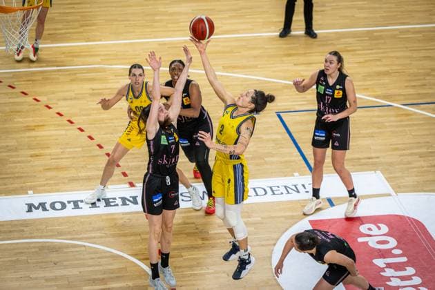 Basketball Berlin 15 04 2025 Season 2024 2025 Toyota Womens Basketball Bundesliga Playoff Semifinal Game 5 Alba Berlin Saarlouis Royals Stefanie Grigoleit Alba, No 02 Marusa Senicar Saarlouis, No 07