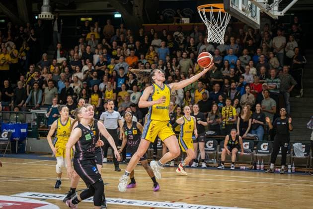 Basketball Berlin 15 04 2025 Season 2024 2025 Toyota Womens Basketball Bundesliga Playoff Semifinal Game 5 Alba Berlin Saarlouis Royals Theresa Simon Alba, No 03 Roosa Lehtoranta Saarlouis, No 08