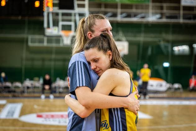 Basketball Berlin 15 04 2025 Season 2024 2025 Toyota Womens Basketball Bundesliga Playoff Semifinal Game 5 Alba Berlin Saarlouis Royals disappointed Alba players after the defeat and the end of the season Lena Gohlisch Alba, No 12 Nina Rosemeyer Alba, No 11