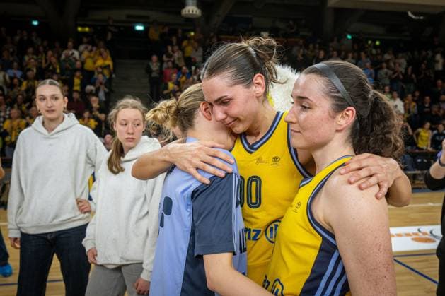 Basketball Berlin 15 04 2025 Season 2024 2025 Toyota Womens Basketball Bundesliga Playoff Semifinal Game 5 Alba Berlin Saarlouis Royals disappointed Alba players after defeat and the end of the season Maggie Mulligan Alba, No 00 Margaret Lucy Reuß Alba, No 05 Reuss Tessa Stammberger Alba, No 06