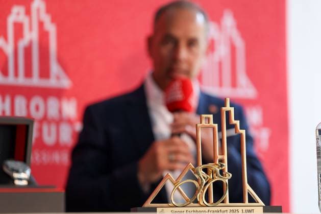 Frankfurt am Main on April 16, 2025 Press conference for the Eschborn Frankfurt 2025 cycling classic f l , Adnan Shaikh, Mayor of the City of Eschborn, in the foreground the trophy Copyright: JoaquimxFerreira