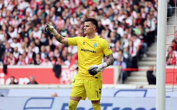 13.04.25 VfB Stuttgart - SV Werder Bremen Deutschland, Stuttgart, 13.04.2025, Fussball, Bundesliga, VfB Stuttgart - SV Werder Bremen: Michael Zetterer (SV Werder Bremen). *** 13 04 25 VfB Stuttgart SV Werder Bremen Germany, Stuttgart, 13 04 2025, Football, Bundesliga, VfB Stuttgart SV Werder Bremen Michael Zetterer SV Werder Bremen