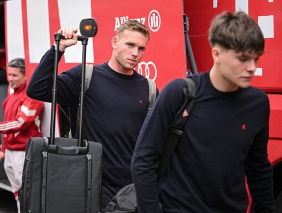 FOOTBALL CHAMPIONS LEAGUE SEASON 2024 2025 Quarterfinal second leg Inter Milan FC Bayern Muenchen 15 04 2025 Arrival FC Bayern Muenchen at the team hotel in Milan, goalkeeper Daniel Peretz left with suitcase