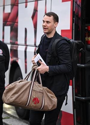 FOOTBALL CHAMPIONS LEAGUE SEASON 2024 2025 Quarterfinal second leg Inter Milan FC Bayern Muenchen 15 04 2025 Arrival FC Bayern Muenchen at the team hotel in Milan, goalkeeper Manuel Neuer with bag
