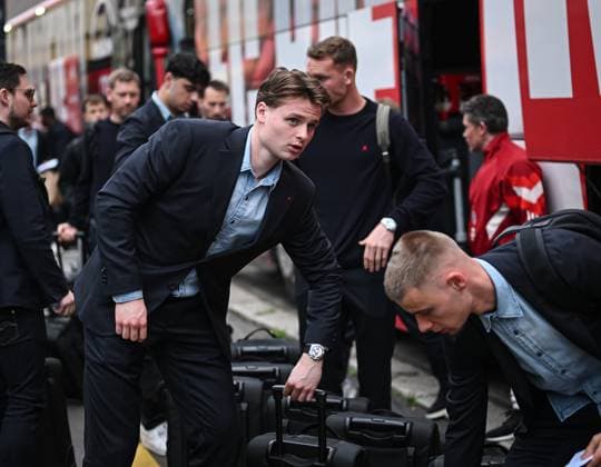 FOOTBALL CHAMPIONS LEAGUE SEASON 2024 2025 Quarter-final second leg Inter Milan FC Bayern Muenchen 15 04 2025 Arrival FC Bayern Muenchen at the team hotel in Milan, goalkeeper Jonas Urbig li