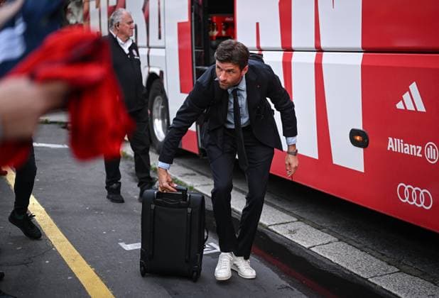 FOOTBALL CHAMPIONS LEAGUE SEASON 2024 2025 Quarterfinal second leg Inter Milan FC Bayern Muenchen 15 04 2025 Arrival FC Bayern Muenchen at the team hotel in Milan, Thomas Mueller with suitcase