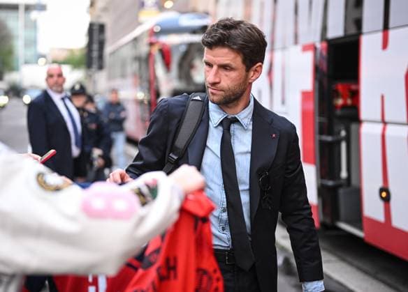 FOOTBALL CHAMPIONS LEAGUE SEASON 2024 2025 Quarter-final second leg Inter Milan FC Bayern Muenchen 15 04 2025 Arrival FC Bayern Muenchen at the team hotel in Milan, Thomas Mueller with fans and signing autographs