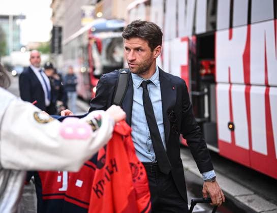 FOOTBALL CHAMPIONS LEAGUE SEASON 2024 2025 Quarter-final second leg Inter Milan FC Bayern Muenchen 15 04 2025 Arrival FC Bayern Muenchen at the team hotel in Milan, Thomas Mueller with fans and signing autographs