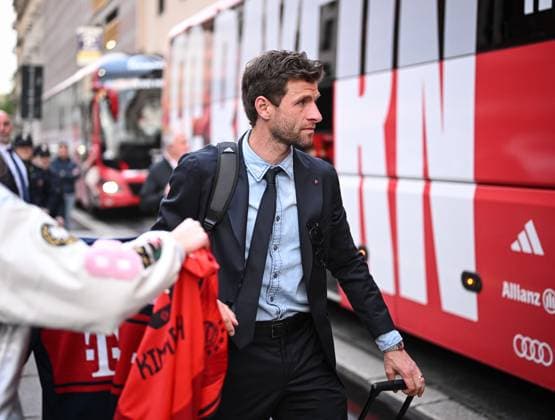 FOOTBALL CHAMPIONS LEAGUE SEASON 2024 2025 Quarterfinal second leg Inter Milan FC Bayern Muenchen 15 04 2025 Arrival FC Bayern Muenchen at the team hotel in Milan, Thomas Mueller with fans