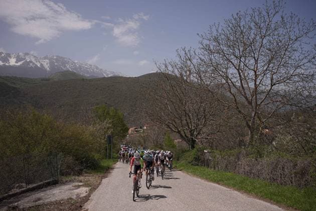 The pack rides during the Giro d™Abruzzo, stage from Tocco da Casauria to Penne (138 km) - Abruzzo - Wednesday, April 16, 2025. - cycling .  Copyright: xMarcoxAlpozzi LaPressex