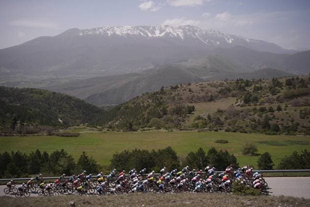 The pack rides during the Giro d™Abruzzo, stage from Tocco da Casauria to Penne (138 km) - Abruzzo - Wednesday, April 16, 2025. - cycling .  Copyright: xMarcoxAlpozzi LaPressex