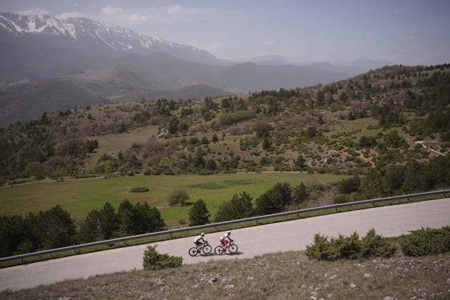 The pack rides during the Giro d™Abruzzo, stage from Tocco da Casauria to Penne (138 km) - Abruzzo - Wednesday, April 16, 2025. - cycling .  Copyright: xMarcoxAlpozzi LaPressex
