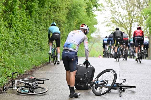 Sport Themen der Woche KW16 Sport Bilder des Tages Ronde van Limburg 2025 - Men Elite TONGEREN, BELGIUM - APRIL 16 : crash of Pluto MrtiFa (LAT) of BEAT Cycling Club and Marcerou Nicola (FRA) of Team TotalEnergies pictured during the 77th edition of the Ronde van Limburg, an UCI Individual Road cycling, Rad, Radsport, Strasse race with start in Hasselt and finish in Tongeren after 178,6 km, organized by Flanders Classics on April 16, 2025 in Tongeren, Belgium, 16 04 2025 ( Motor driver Verfaillie Kenny (BEL) - Tongeren Belgium  Copyright: xJanxDexMeuleneirx