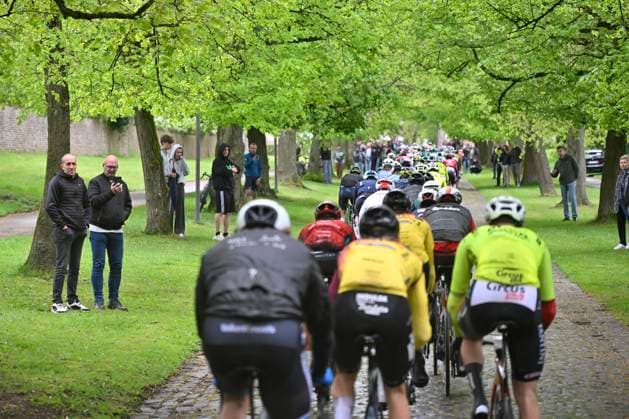 Ronde van Limburg 2025 - Men Elite TONGEREN, BELGIUM - APRIL 16 : illustration picture peloton in the Maastrichterallee pictured during the 77th edition of the Ronde van Limburg, an UCI Individual Road cycling, Rad, Radsport, Strasse race with start in Hasselt and finish in Tongeren after 178,6 km, organized by Flanders Classics on April 16, 2025 in Tongeren, Belgium, 16 04 2025 ( Motor driver Verfaillie Kenny (BEL) - Tongeren Belgium Copyright: xJanxDexMeuleneirx