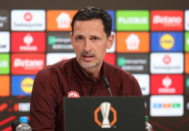 . - Eintracht Frankfurt press conference, PK, Pressekonferenz Eintracht Frankfurt v Tottenham Hotspur, UEFA Europa League, Quarter Final, 2nd Leg, Deutsche Bank Park, Frankfurt, Germany. - 16th April 2025. (C) Daniel Weir Crystal Pix Dino Toppmoller Manager of Eintracht Frankfurt during his pre match press conference ahead of the UEFA Europa League Quarter Final 2nd Leg match between Eintracht Frankfurt v Tottenham Hotspur. - Eintracht Frankfurt Press Conference, Eintracht Frankfurt v Tottenham Hotspur, UEFA Europa League, Quarter Final, 2nd Leg, Deutsche Bank Park, Frankfurt, Germany. - 16th April 2025. (C) Daniel Weir Crystal Pix Frankfurt Deutsche Bank Park GERMANY Copyright: xDanielxWeirx CP_Frankfurt_Press_Conference_06