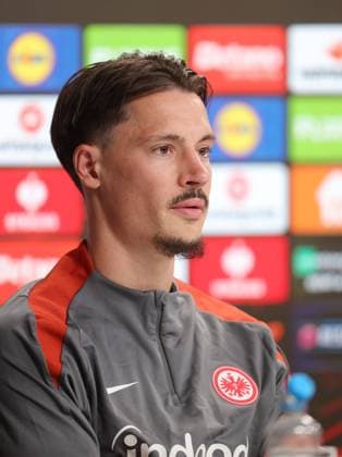 . - Eintracht Frankfurt press conference, PK, Pressekonferenz Eintracht Frankfurt v Tottenham Hotspur, UEFA Europa League, Quarter Final, 2nd Leg, Deutsche Bank Park, Frankfurt, Germany. - 16th April 2025. (C) Daniel Weir Crystal Pix Robin Koch of Eintracht Frankfurt during his pre match press conference ahead of the UEFA Europa League Quarter Final 2nd Leg match between Eintracht Frankfurt v Tottenham Hotspur. - Eintracht Frankfurt Press Conference, Eintracht Frankfurt v Tottenham Hotspur, UEFA Europa League, Quarter Final, 2nd Leg, Deutsche Bank Park, Frankfurt, Germany. - 16th April 2025. (C) Daniel Weir Crystal Pix Frankfurt Deutsche Bank Park GERMANY Copyright: xDanielxWeirx CP_Frankfurt_Press_Conference_13