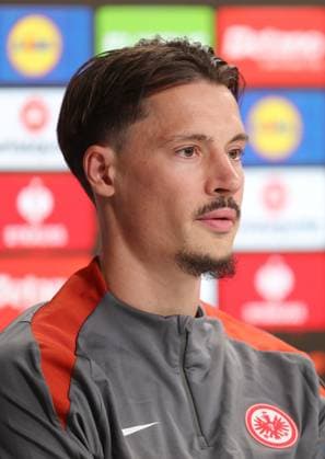 . - Eintracht Frankfurt press conference, PK, Pressekonferenz Eintracht Frankfurt v Tottenham Hotspur, UEFA Europa League, Quarter Final, 2nd Leg, Deutsche Bank Park, Frankfurt, Germany. - 16th April 2025. (C) Daniel Weir Crystal Pix Robin Koch of Eintracht Frankfurt during his pre match press conference ahead of the UEFA Europa League Quarter Final 2nd Leg match between Eintracht Frankfurt v Tottenham Hotspur. - Eintracht Frankfurt Press Conference, Eintracht Frankfurt v Tottenham Hotspur, UEFA Europa League, Quarter Final, 2nd Leg, Deutsche Bank Park, Frankfurt, Germany. - 16th April 2025. (C) Daniel Weir Crystal Pix Frankfurt Deutsche Bank Park GERMANY Copyright: xDanielxWeirx CP_Frankfurt_Press_Conference_14