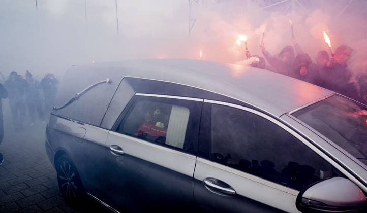 ROTTERDAM - Fans say goodbye to former coach Leo Beenhakker, who died at the age of 82, prior to the funeral. ANP ROBIN UTRECHT xVIxANPxSportx xxANPxIVx 524638744 originalFilename: 524638744.jpg