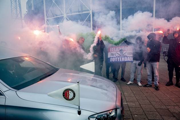 ROTTERDAM - Fans say goodbye to former coach Leo Beenhakker, who died at the age of 82, prior to the funeral. ANP ROBIN UTRECHT xVIxANPxSportx xxANPxIVx 524638748 originalFilename: 524638748.jpg