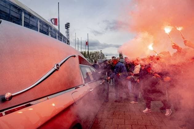 ROTTERDAM - Fans say goodbye to former coach Leo Beenhakker, who died at the age of 82, prior to the funeral. ANP ROBIN UTRECHT xVIxANPxSportx xxANPxIVx 524638768 originalFilename: 524638768.jpg