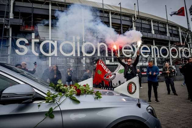 ROTTERDAM - Fans say goodbye to former coach Leo Beenhakker, who died at the age of 82, prior to the funeral. ANP ROBIN UTRECHT xVIxANPxSportx xxANPxIVx 524638896 originalFilename: 524638896.jpg